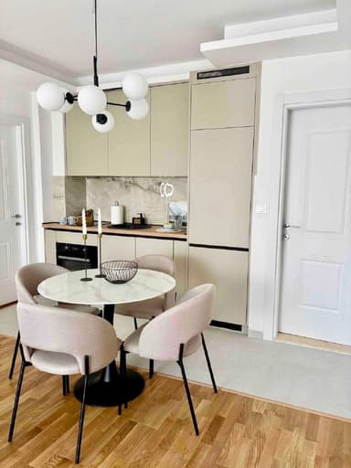 Аренда стильной 2-комнатной квартиры с видом на море в Тивате за 850 EUR