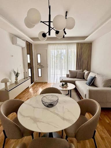 Аренда стильной 2-комнатной квартиры с видом на море в Тивате за 850 EUR