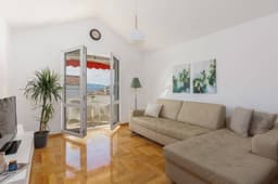 Продается квартира с 2 спальнями и видом на море в Тивате за 265,000 EUR