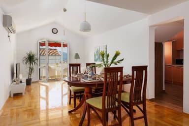 Продается квартира с 2 спальнями и видом на море в Тивате за 265,000 EUR