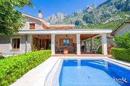 Уютная вилла с бассейном рядом с морем в Которе за 950 000