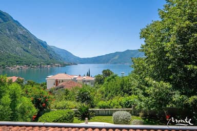 Уютная вилла с бассейном рядом с морем в Которе за 950 000