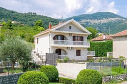 Двухэтажный дом с 5 спальнями в Херцег-Нови, всего за 370,000 EUR