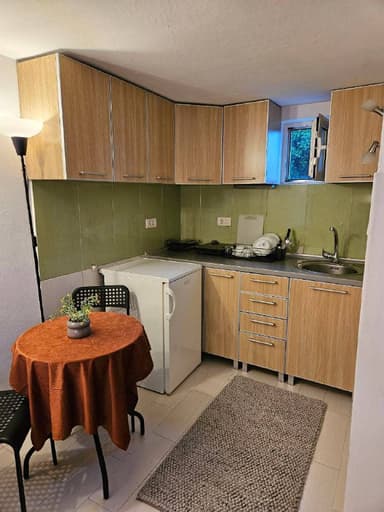 Сдается уютная студия в Подгорице за 300 EUR с паркингом и всем необходимым