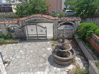 Уникальный трехэтажный дом в Баре за 179.000 с большим двором