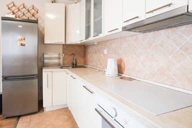 Светлая квартира с 2 спальнями в Будве с бассейном и садом всего за 180000 EUR