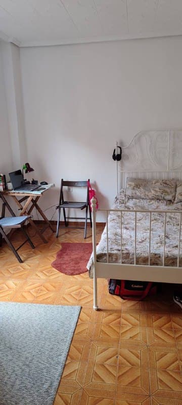 Сдается комната с балконом в Валенсии за 470 EUR