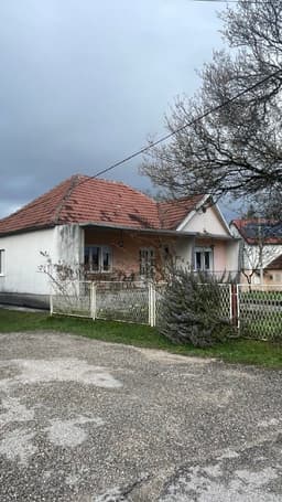 Продается уютный одноэтажный дом в Никшиче за 45,000 EUR с участком и центральным отоплением