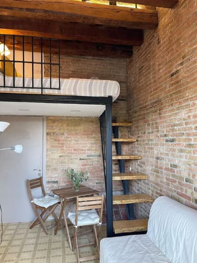 Квартира в Барселоне с балконом и террасой за 1250 EUR/мес