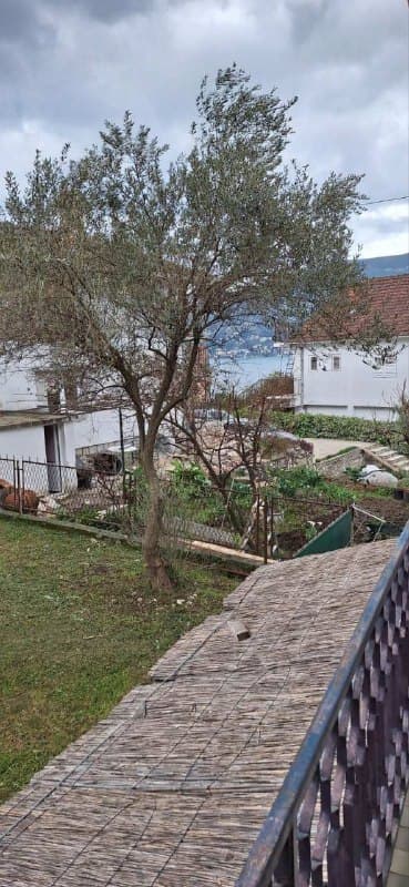 Квартира в Игало за 70,000 EUR с возможностью ремонта у моря
