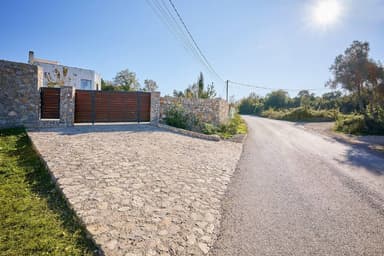 Уникальная современная вилла с дизайнерским фасадом в Будве за 475000