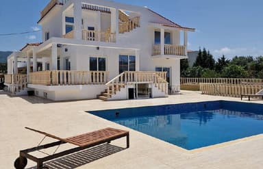 Аренда виллы в Пафосе с 5 спальнями и панорамным видом за 3500 EUR