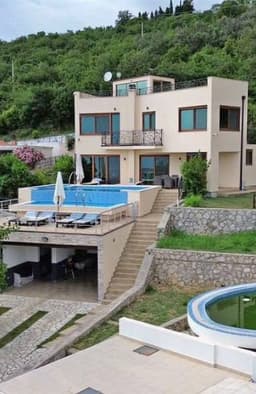 Современная вилла с бассейном в Баре за 420.000 EUR