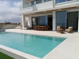 Аренда Виллы с 4 спальнями в Ларнаке у моря за 6500 EUR