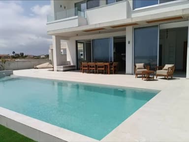 Аренда Виллы с 4 спальнями в Ларнаке у моря за 6500 EUR