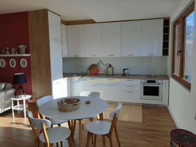 Квартира в Тивате с 3 спальнями и большими террасами за 2000 EUR в год